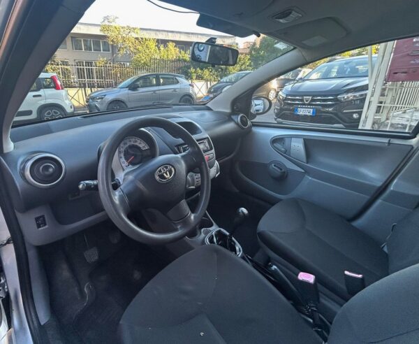 Toyota Aygo 1.0 neopatentati - immagine 8